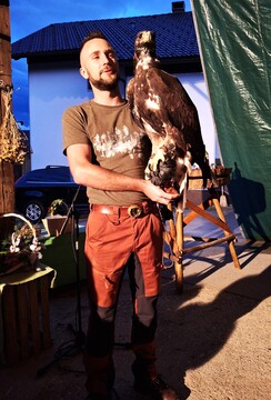 Nejc Nastran je predstavil delo_lovske trofeje ter živega orla